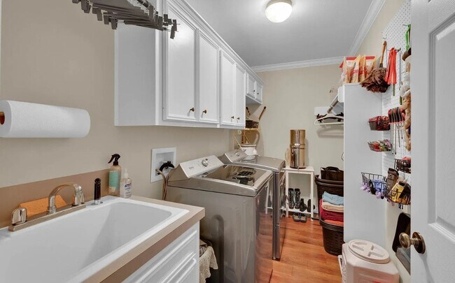 Building Photo - 9019 Eureka Ln