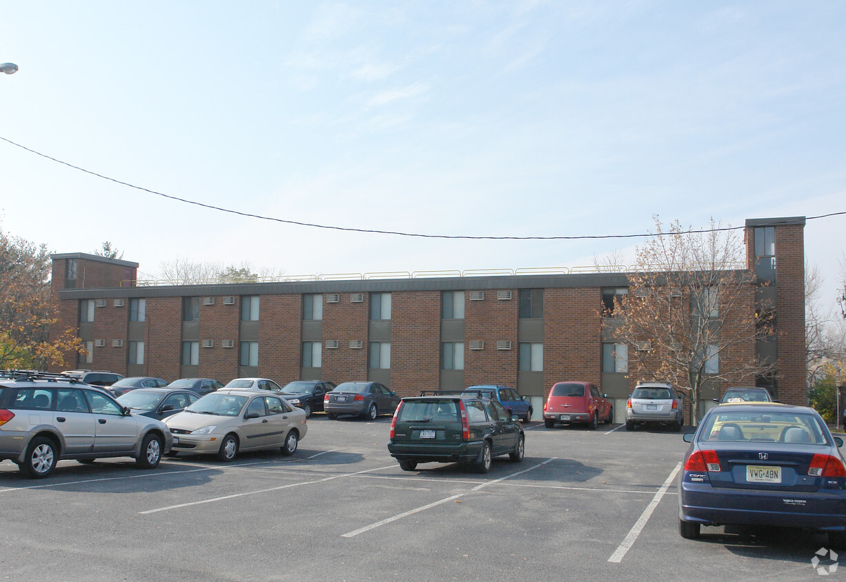 Building Photo - Burdett Ave Colonie Apartments