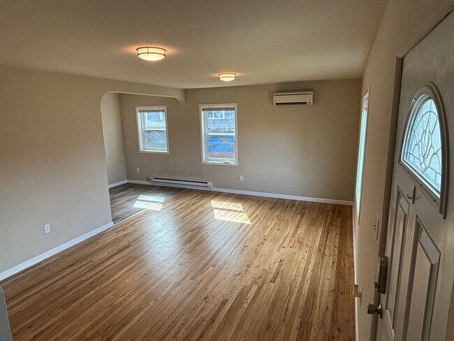 Building Photo - Renovated 4 Bed Available in Tacoma!