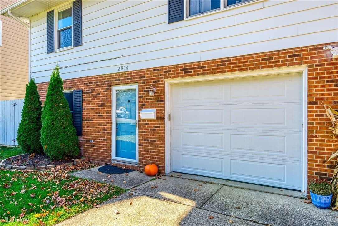 2914 Burnham Jump Dr Cuyahoga Falls, OH 44223 – photo 2