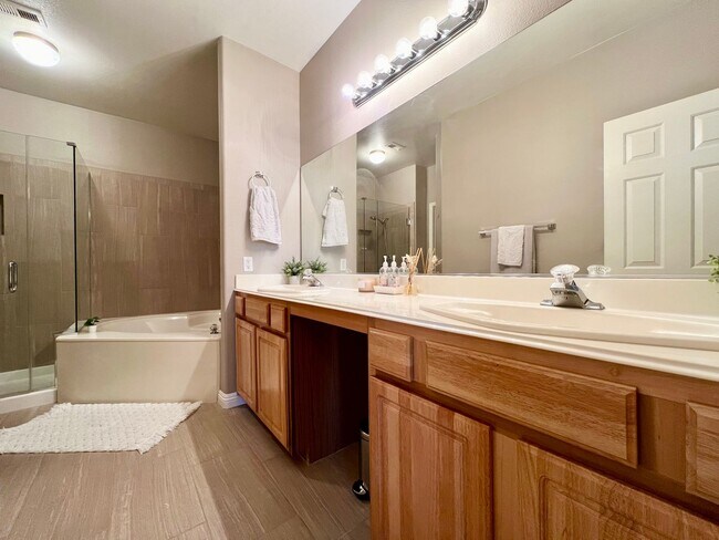 Foto del edificio - CHARMING FURNISHED 3BD/2BA CONDO W/ 2-CAR ...