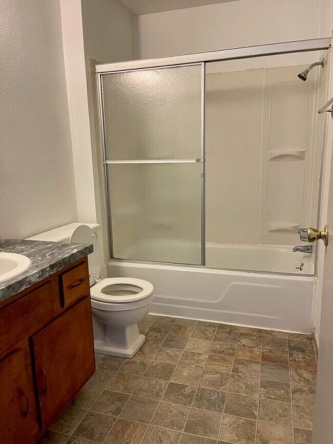 Foto del edificio - Cute & Spacious 2 Bedroom 1 Bath w/ Move i...