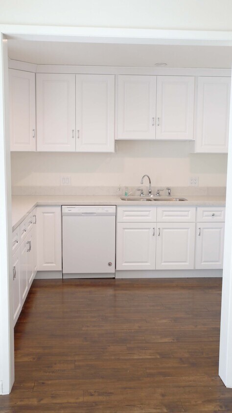 Kitchen - 11172 Bellaire St