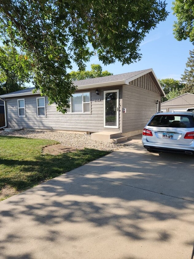 Primary Photo - Four bedroom two bathroom house W/ double ...