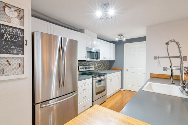Building Photo - Amazing West Seattle 2 bedroom 2 bath W/S/...