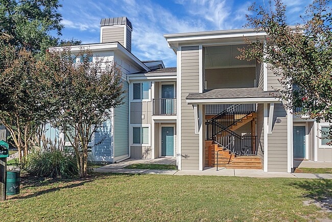 Building Photo - Renovated Condo located in heart of Mt Pleasant, near Ravenel Bridge and Waterfront Park