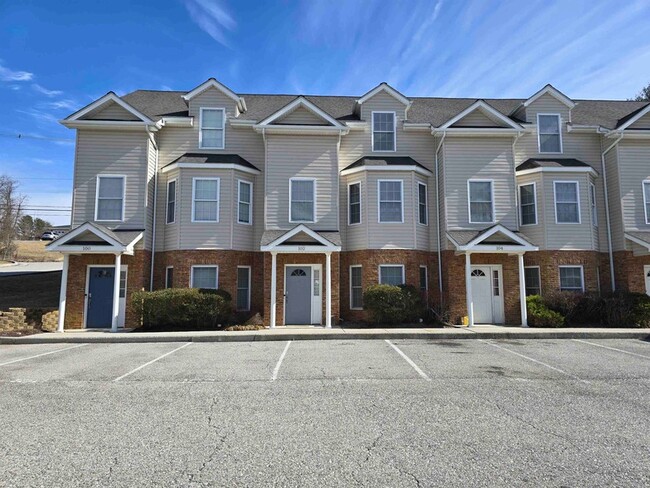 Building Photo - 102 Sutherland Dr