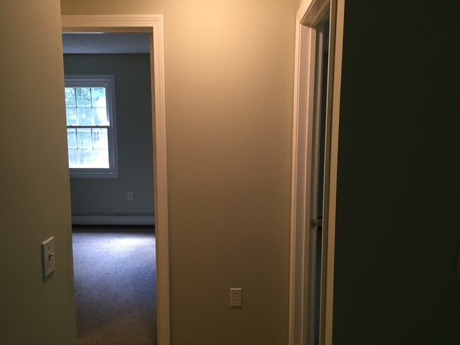 Building Photo - 3 Oak Hill Ln