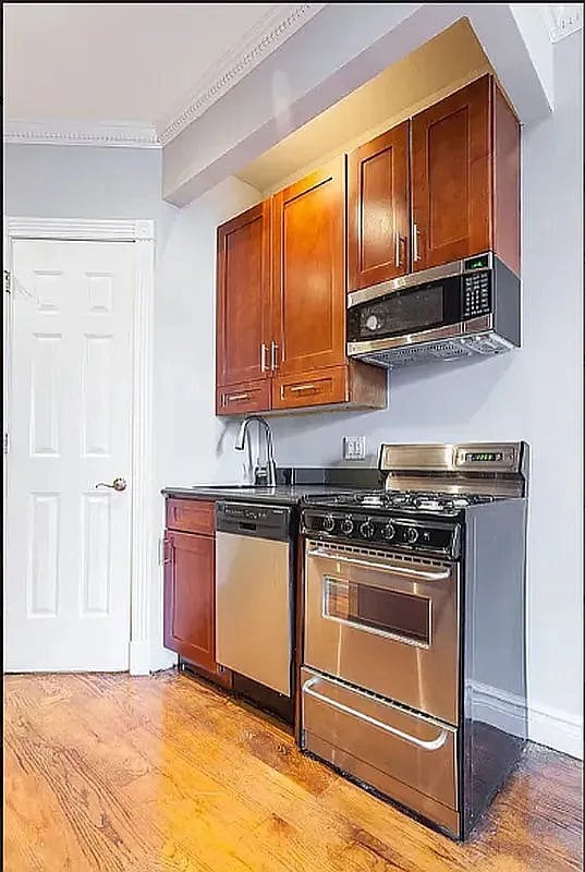 Building Photo - 724 Tenth Avenue