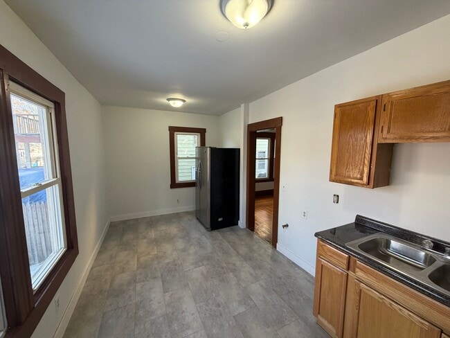 Building Photo - Euclid