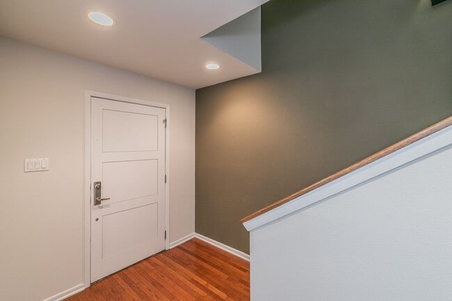 Building Photo - Luxury 3-Bed, 3.5-Bath, 3-Story Townhome w...