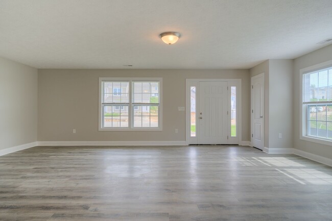 Building Photo - Oak Tree Townhome | 3-Bedrooms| July 21st