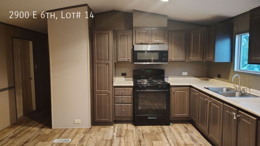 Primary Photo - 2900 E 6th Ave