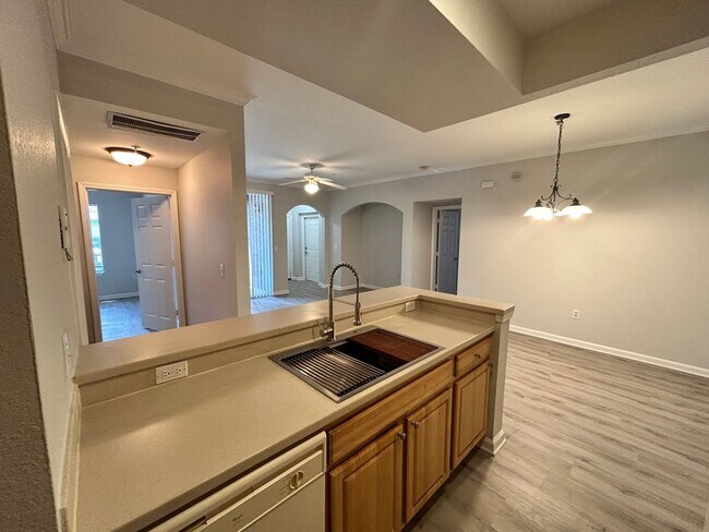 Building Photo - Lovely 2/2 Ground Floor Condo For Rent in ...