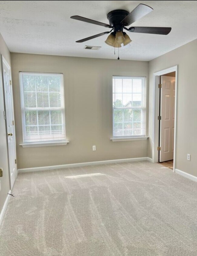 Foto del edificio - 204 Maple Leaf Ln