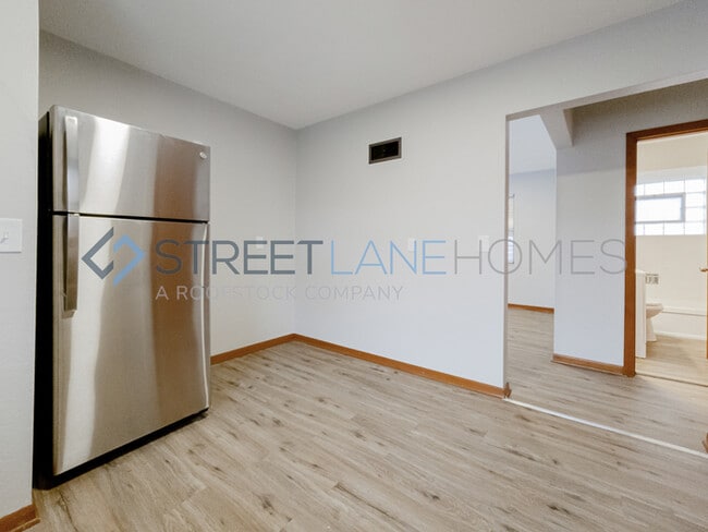 Building Photo - SIGN LEASE BY 2/28 AND GET $250 OFF FIRST ...