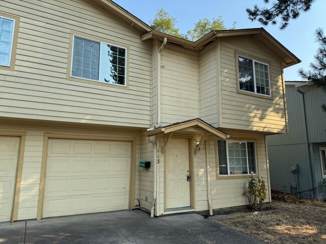 Building Photo - Freshly updated 3 bedroom 2 bathroom duple...