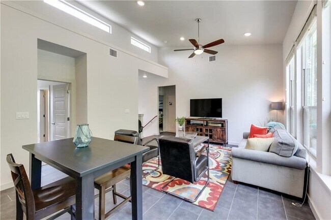 Foto del edificio - 2307 E 2nd St