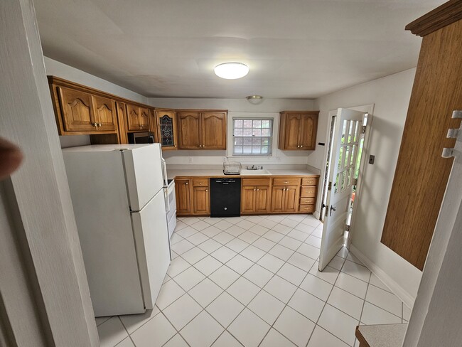 Building Photo - 2219 Saratoga Dr