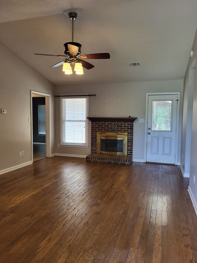 Foto del edificio - 3 bedroom home in Denver
