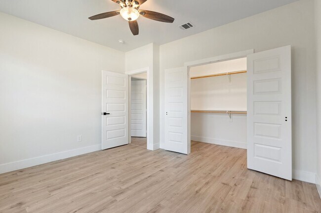 Building Photo - 150 Bandera Cir