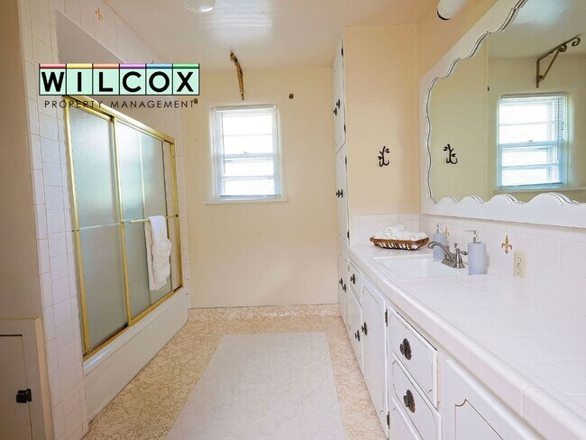 Building Photo - Executive, Fully Furnished Rental Property
