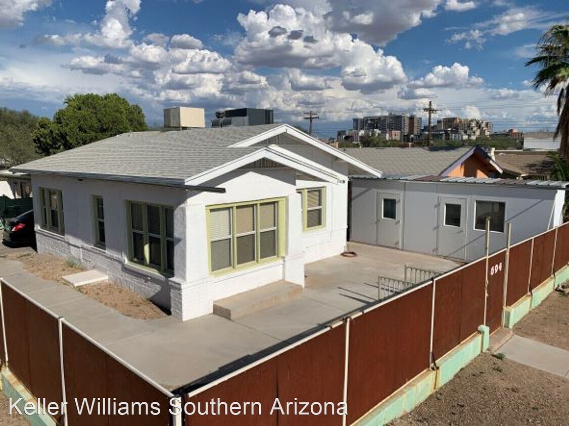 Primary Photo - 3 br, 2 bath House - 694 E Adams St.