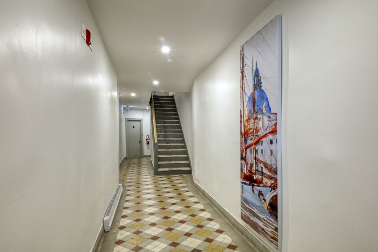 Building Photo - 4870 Ch. Queen Mary