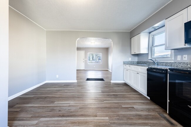 Renovated 1-Bedroom Home with Spacious Backyard & Washer/Dryer - Renovated 1-Bedroom Home with Spacious Backyard & Washer/Dryer