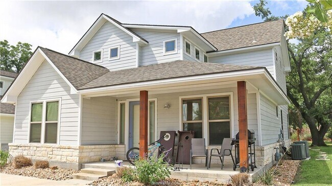 Building Photo - 299 Glade St