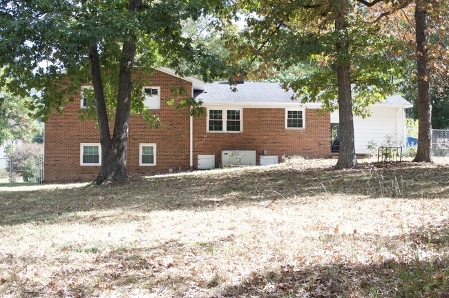 Foto del edificio - Super Southwest Durham home with fenced in...