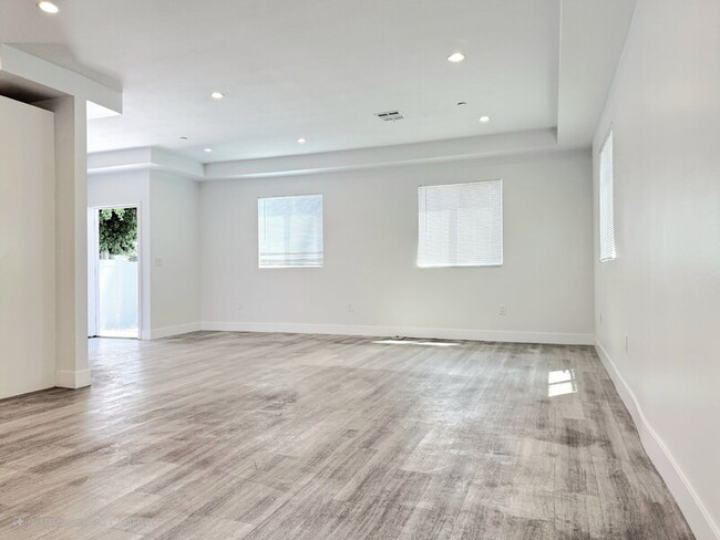 Building Photo - 829 E 74th St