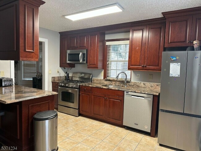 Building Photo - 40 Sapphire Ln