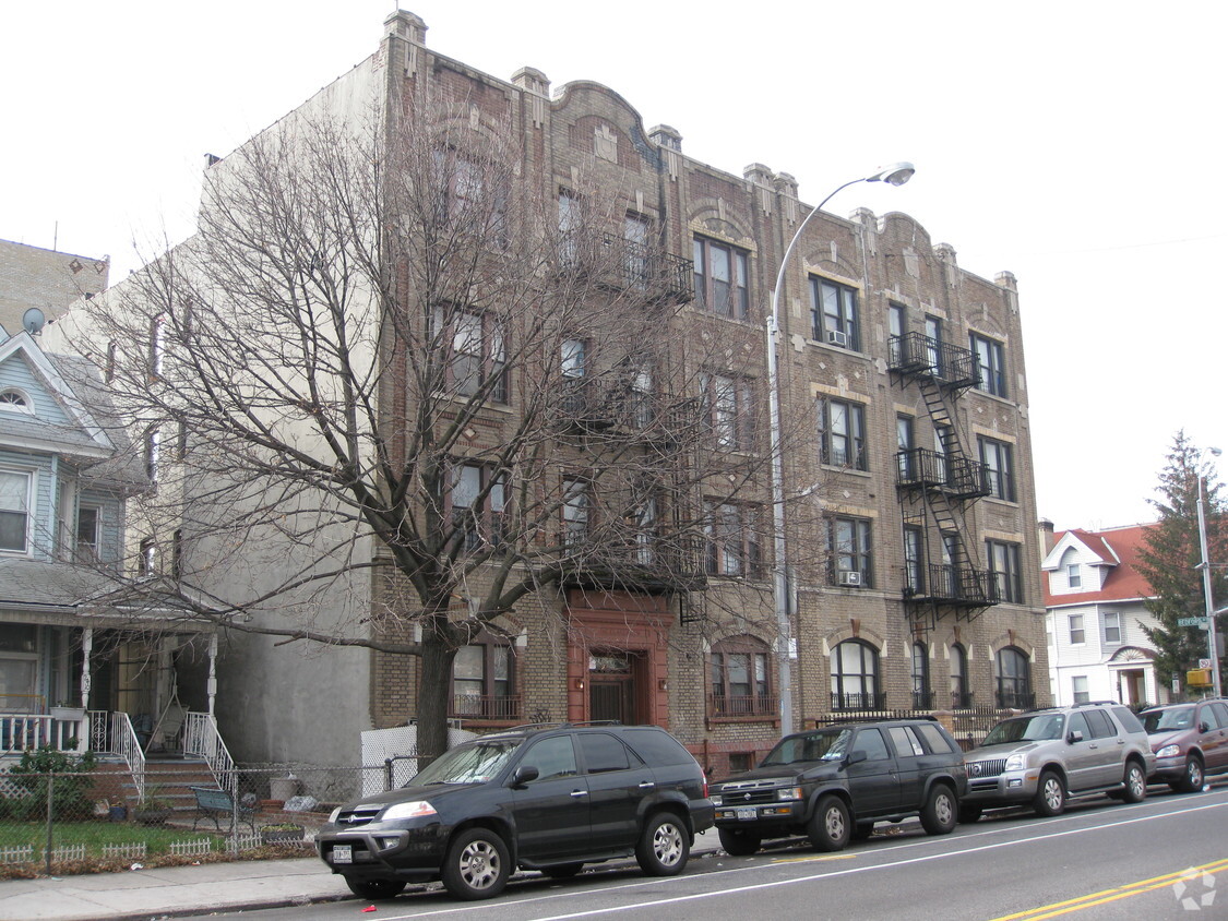 Building Photo - 2408 Clarendon Rd