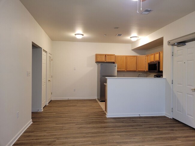 Foto del edificio - 670 Bassett Dr