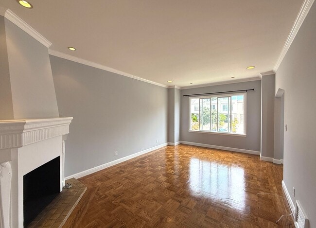 Foto del edificio - UPDATED BRIGHT 1500/ft 3BR/2BR+Bonus+1GR H...