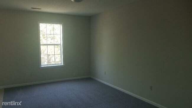 Building Photo - 3 br, 1.5 bath Townhome - 2220 Live Oak Ln