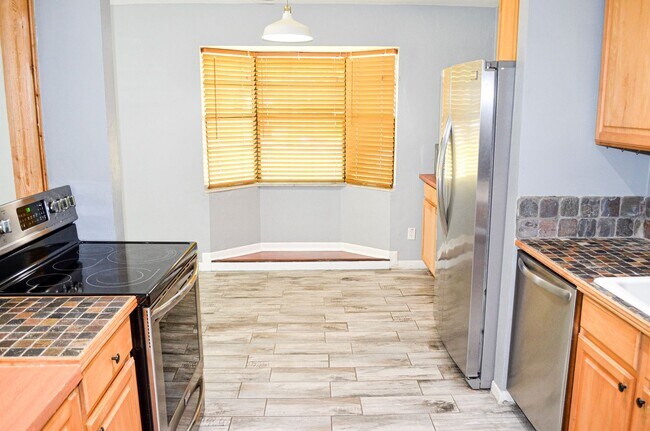 Foto del edificio - Check out this huge private fenced back yard at this Timberlane home!