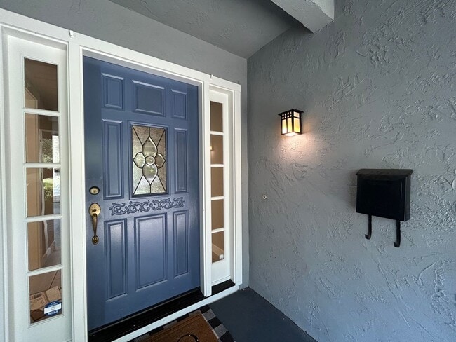 Building Photo - Recently Remodeled Single-Story 3/2 Gem in...
