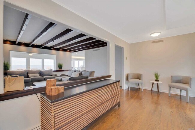 Foto del edificio - 1055 Sound View Rd