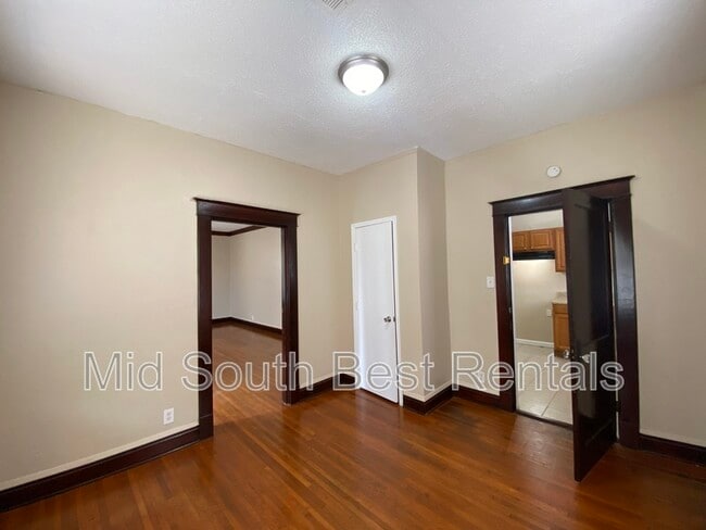 Building Photo - 893 N Willett St