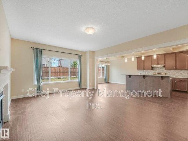 Photo du bâtiment - 1427-1161 161 St SW