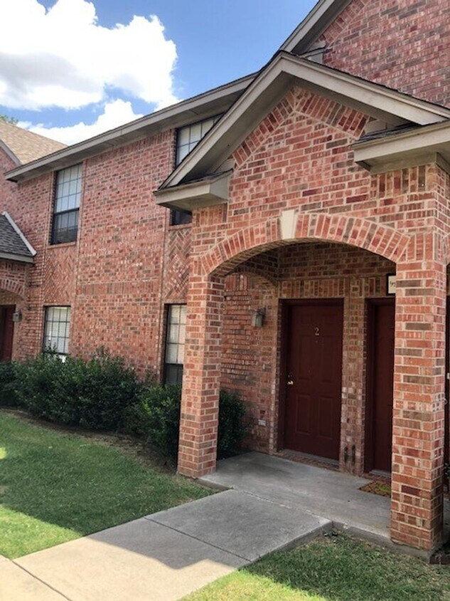 Primary Photo - 2 BEDROOM TOWNHOME IN DENTON