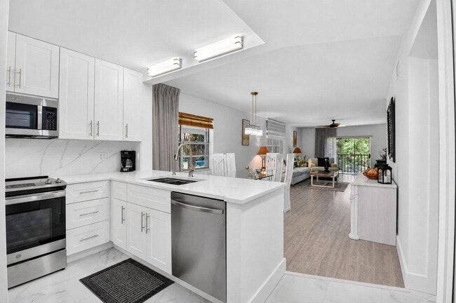 Building Photo - 2975 SW 22nd Ave