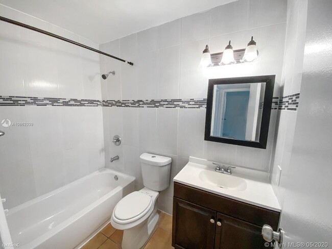 Foto del edificio - 2 br, 1 bath  - Lakeside at Lauderdale Lakes