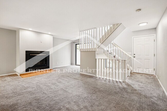 Foto del edificio - Spacious Townhouse with Washer/Dryer and C...