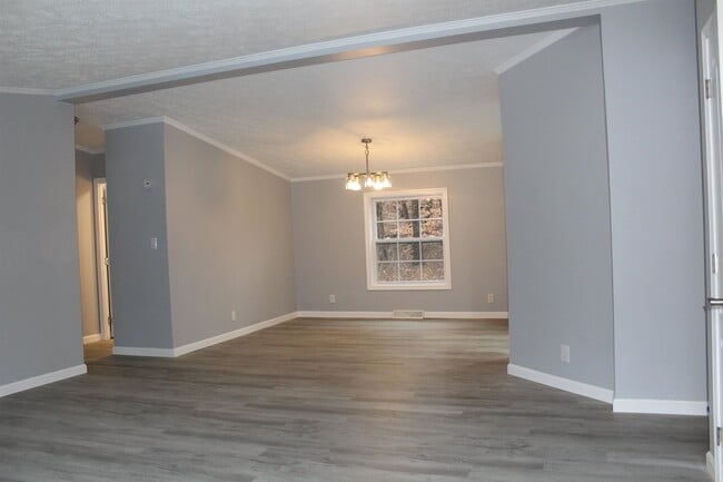 Building Photo - 6 Laura Ln