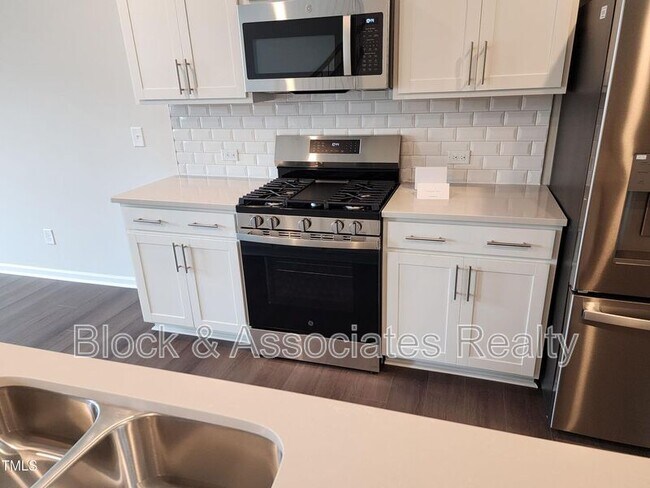 Building Photo - 428 Deercroft Dr