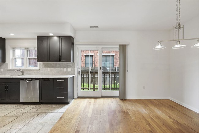 Building Photo - 437 Whiton St