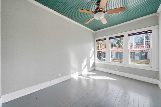 Building Photo - 122 Biering St